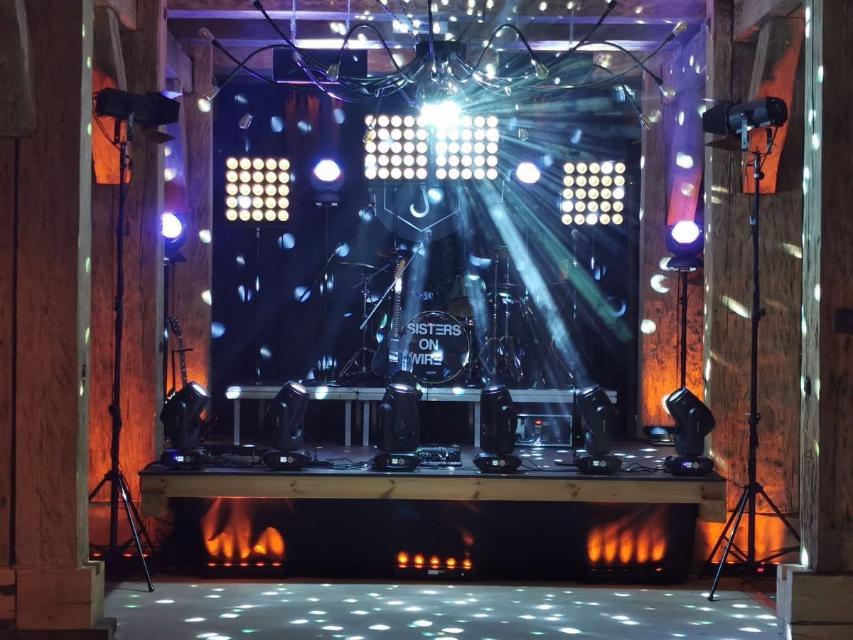 Scena su profesionaliu apšvietimu, šviesos efektais ir muzikos instrumentais