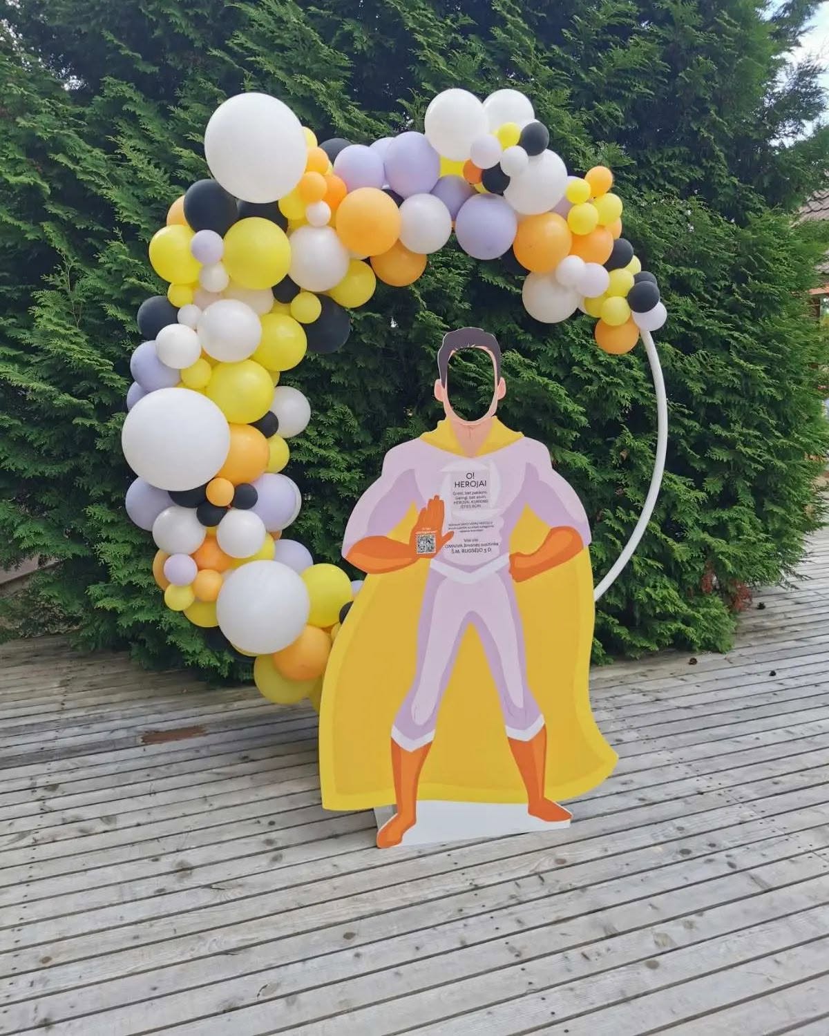 Superherojaus tematikos fotozona su balionų dekoracija vaikų šventei