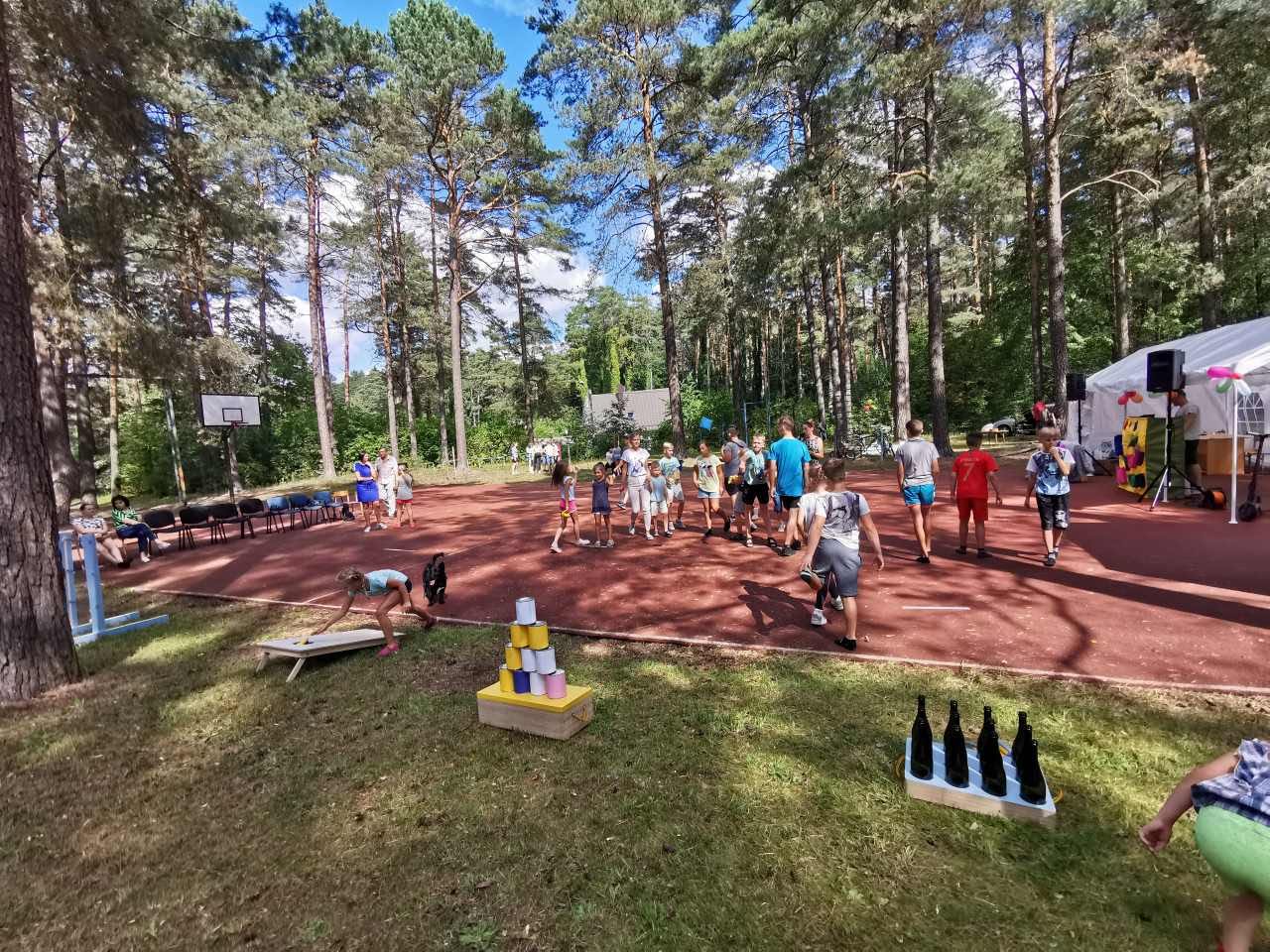 Vaikai dalyvauja lauko žaidimuose ir pramogose vaikų šventės metu